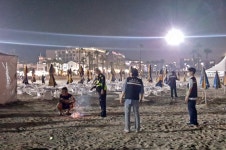 백사장서 삼삼오오 음주·취식 여전…집한제한 조치 무색