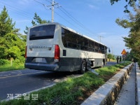 제주 중산간 도로서 특전사 버스 짐칸 문에 치여 2명 사상