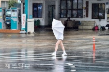 강풍에 버티지 못하는 우산