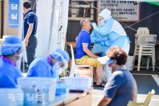 코로나 검사 받는 산방산탄산온천 방문자