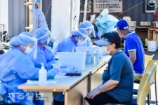 코로나 검사 받는 산방산탄산온천 방문자