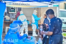태풍에도 멈추지 않는 코로나19 검사 행렬