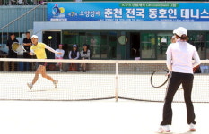 호반 테니스 열기 태양보다 후끈