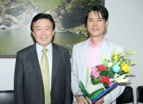 정선호 양구 치과원장 장학금 전달