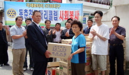 동춘천로타리클럽 위문품 전달