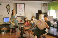 서툰 한국 시집살이 애환 연기로 표현