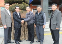 대화3리 노인회 평창군에 싸리비 전달