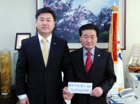 권오태 (주)메디슨 이사 성금 전달