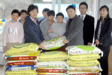 노인전문병원, 복지시설에 사랑의 쌀