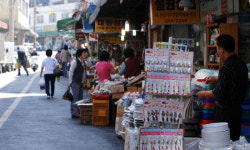 관광객 늘어 지역 활력… 대형마트에 소상인 타격
