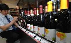 온가족 모여 와인 한잔