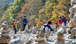 주말 휴일 유명산 단풍객 인산인해