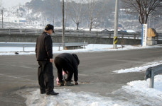 하루 3시간 쓰레기 줍는 교도소장