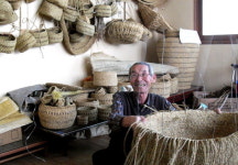 짚풀을 벗 삼으니 짚신, 삼태기에 젊음까지 오더이다 