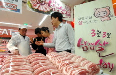 우리 돼지 먹고 축산농가 도와요