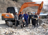 평창 미탄면 주민 화재가구 일손 지원