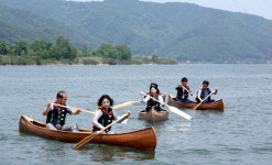 노를 저어가자! 의암호 고운 물결 위로… 짜릿하고 즐거워라 이 푸른 길