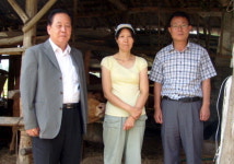 다문화가족 희망의 송아지 전달