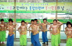 아이들 재롱에 어르신 '함박웃음'