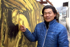 [화제 이 사람]  태백 상장남부마을 담벼락에 벽화 제작  허강일 화가
