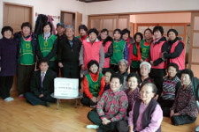 인제농협 주부모임 경로당에 떡 전달