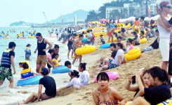 해변·계곡 막바지 피서객 절정