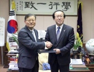 이재봉 춘천교대 윤리교육과 교수 훈장 수여