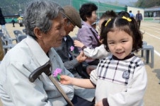 고사리 손으로 카네이션 전해요