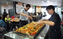 춘천 우미닭갈비 복지관 후원