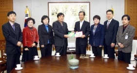 최문순 지사 결핵퇴치 사업 성금 전달