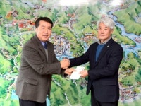 [화천]화천 토담건축사무소·산천어골프회 장학금 전달