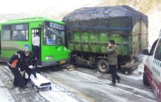 강릉서 시내버스와 청소차 충돌, 17명 다쳐 병원 후송