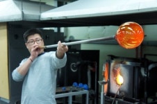 [Story &...] 삼척 유리마을 전임작가  장민호 씨