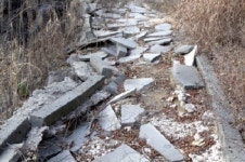 [철원]파손된 채 방치된 한탄강변 산책로