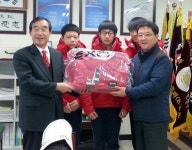 의암수력발전소, 강원사대부고에 방한복 전달