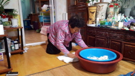 찜통더위… 20년된 선풍기뿐