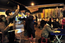 하나, 둘 전구에 불이 켜지면 골목 축제가 시작된다