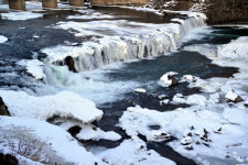 얼음 코트 두른 기암절벽, 겨울 즐기기 제격