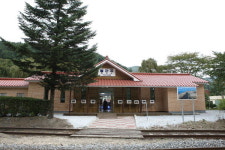 시간이 멈춘 철길… 간이역서 만난 추억