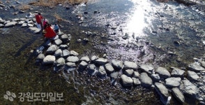 돌다리 건너 고향 집으로…