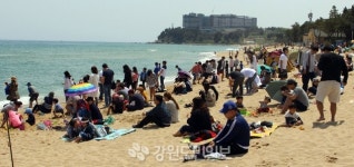 피서철 같은 속초해변