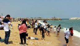 피서철 같은 속초해변
