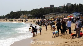 피서철 같은 속초해변