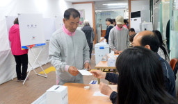 “집도 신분증도 불탔지만 희망 위해 한표라도 보태야죠”