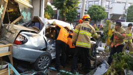춘천서 시내버스·승용차 충돌… 7명 부상