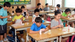 텅빈 급식실…학생들 교실서 ‘밥 대신 빵’