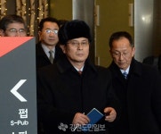 경기장 통로까지 샅샅이… 야간 조명 켜진 후에도 살펴