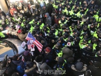 인공기 펄럭이며 묵호항 정박… 하선않고 상황 탐색