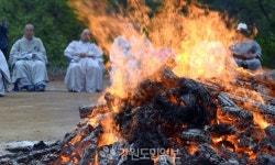 법명처럼 안개 드리운 날, 불꽃 속 연꽃이 피었다