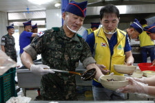 [홍천]11사단 장병 ‘사랑의 자장면’에 함박웃음